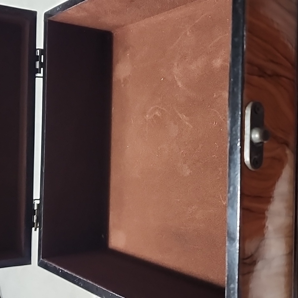 VINTAGE  SQUARE  WOODEN JEWELRY BOX. - Picture 8 of 8